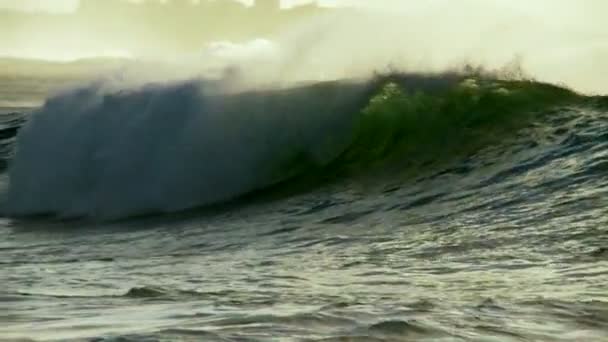 Grandes Olas Mientras Cresta Rompen Cámara Lenta — Vídeo de stock