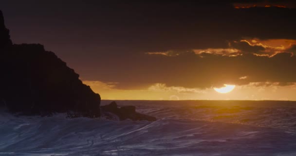 Ήλιος Δύει Καθώς Κύματα Του Ωκεανού Σπάνε Ενάντια Στις Ακτές — Αρχείο Βίντεο