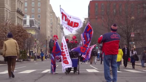 Vendedor Vende Cartazes Bandeiras Donald Trump Carrinho Durante Inauguração Washington — Vídeo de Stock