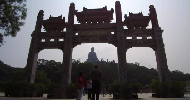 在中国香港大屿山天坛大佛大门口拍摄 — 图库视频影像