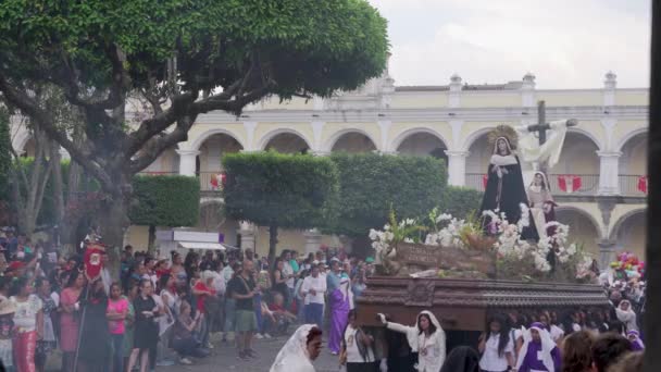 在危地马拉安提瓜举行的五彩缤纷的基督教复活节庆祝活动中 被抢的牧师们抬着巨大的雕像 — 图库视频影像