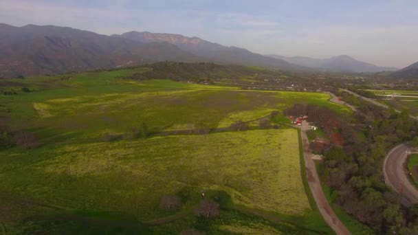 Luftaufnahme Über Den Farmen Und Landwirtschaftlichen Feldern Des Ojai Valley — Stockvideo