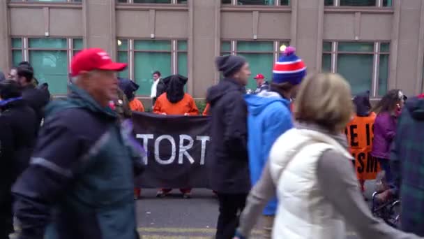 Protestanter Klär Sig Som Guantanamo Bay Fångar Att Protestera Tortyr — Stockvideo