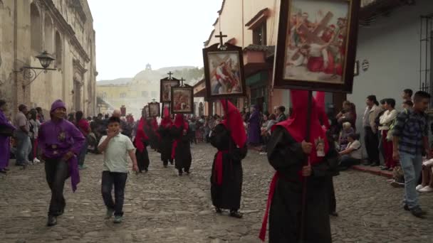 Paars Geklede Priesters Dragen Religieuze Borden Een Kleurrijke Christelijke Paasviering — Stockvideo