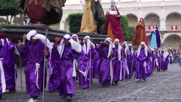 Kapłani Szatach Niosą Gigantyczne Posągi Podczas Chrześcijańskich Obchodów Wielkanocy Antigui — Wideo stockowe