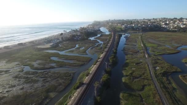 Vysoká Anténa Nad Vlakem Amtrak Jedoucím Podél Tichého Oceánu Poblíž — Stock video