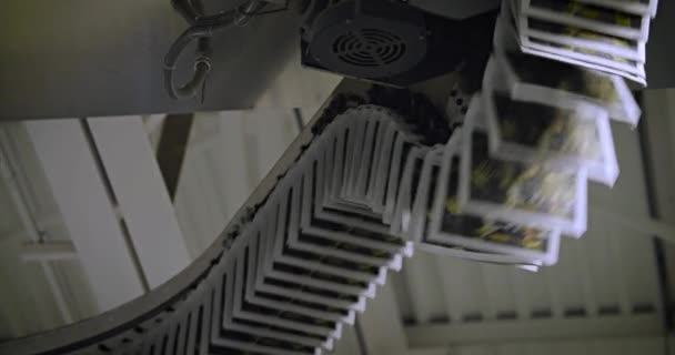 报纸沿着报纸制造厂的高架传送带移动 — 图库视频影像