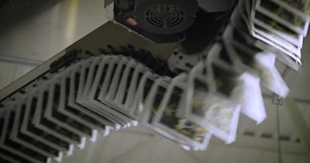 报纸沿着报纸制造厂的高架传送带移动 — 图库视频影像