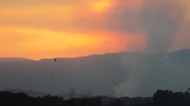 Das Thomas Feuer Brennt Bei Sonnenuntergang Den Hügeln Über Ojai — Stockvideo