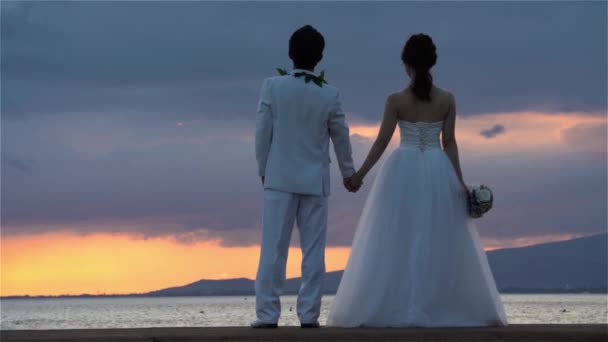 Hochzeitspaar Beobachtet Sonnenuntergangsszene Ala Moana Beach Park Honolulu Hawaii — Stockvideo