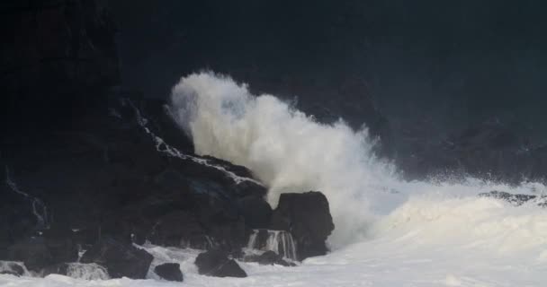 波浪以极慢的速度撞击岩石海岸 — 图库视频影像