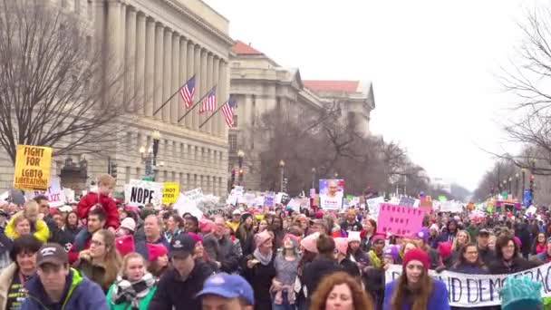 Multidões Marcham Cantam Carregam Sinais Enorme Comício Trump Washington — Vídeo de Stock