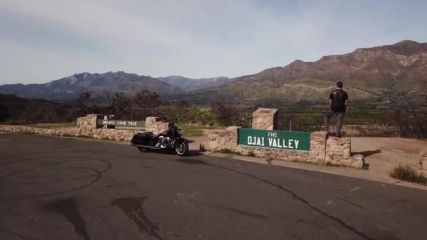 Motorkář Stojí Výhledem Údolí Ojai Kalifornii — Stock video