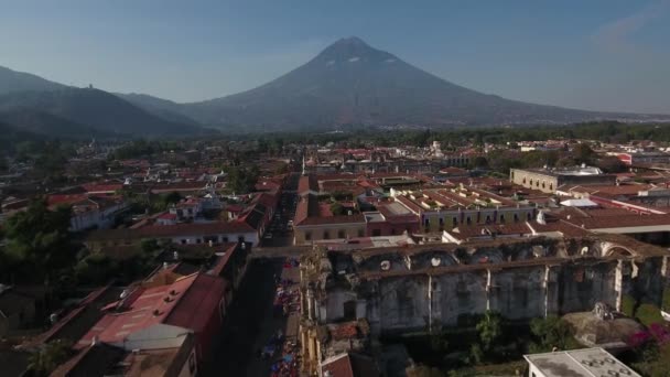 Vacker Antenn Skjuten Över Den Koloniala Centralamerikanska Staden Antigua Guatemala — Stockvideo