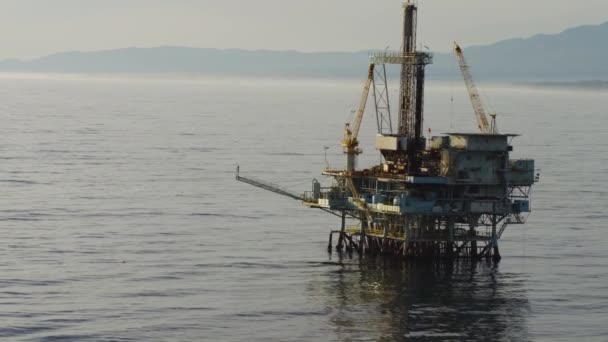 カリフォルニア州サンタバーバラ チャンネルの石油採掘場やプラットフォームでの美しい空中ショット — ストック動画