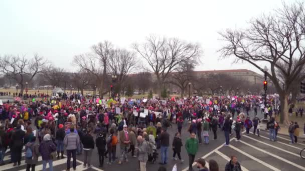 Des Foules Défilent Chantent Portent Des Pancartes Devant Maison Blanche — Video