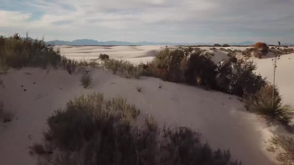 ニューメキシコ州のホワイトサンズ国立記念碑の砂漠の上の空中 — ストック動画