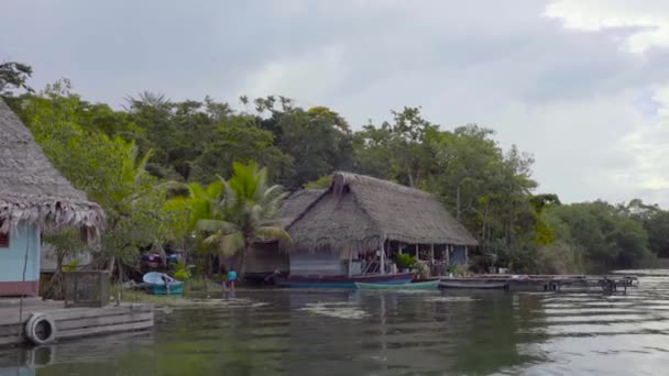 Blick Von Einem Boot Auf Ein Dorf Auf Stelzen Entlang — Stockvideo