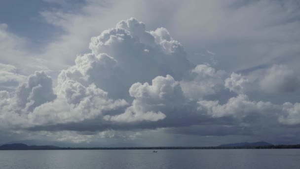 グアテマラ湖を渡る距離を移動するカヌーの後ろに巨大な嵐の雲が咲く — ストック動画