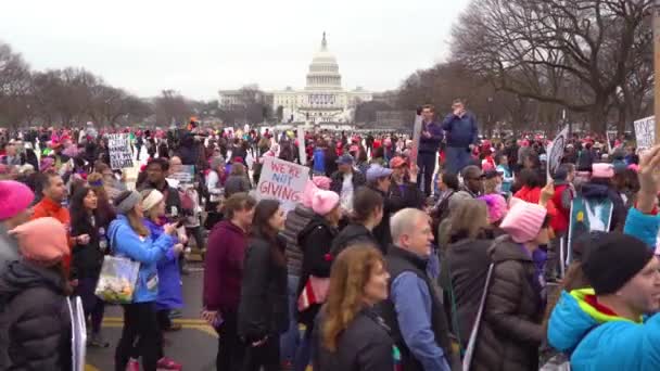 Washington Düzenlenen Trump Karşıtı Mitinglerde Protestocular Tabela Tutuyor Yürüyüş Yapıyorlar — Stok video