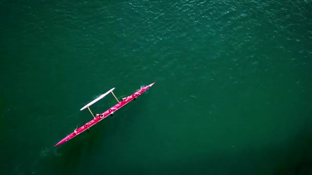Bela Antena Sobre Uma Canoa Vermelha Outrigger Remou Água Azul — Vídeo de Stock