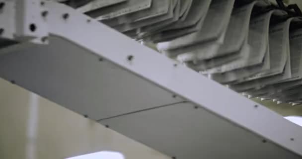 Kranten Bewegen Langs Een Overhead Transportband Een Krantenfabriek — Stockvideo