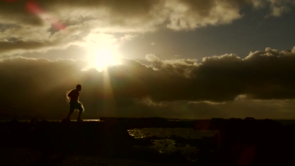 Colpo Stupendo Come Pescatore Cammina Davanti Tramonto Con Sua Rete — Video Stock