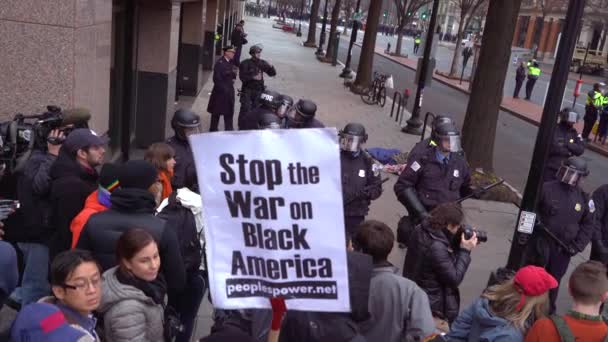 Polizisten Bereitschaftstruppen Stellen Sich Demonstranten Bei Trumps Amtseinführung Washington Entgegen — Stockvideo