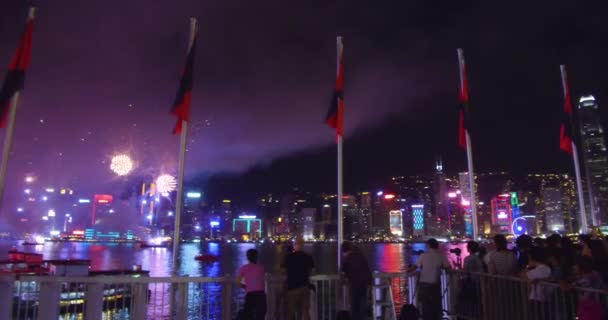 Fuegos Artificiales Iluminan Cielo Nocturno Sobre Hong Kong China — Vídeo de stock