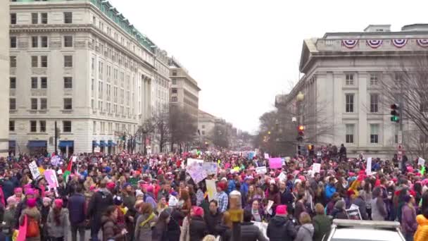 抗議者の巨大な群衆は 大規模な反トランプ集会でワシントンDcを通って彼らの道を行きます — ストック動画