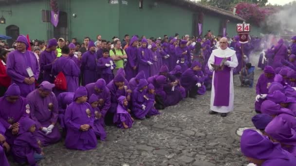 Sacerdotes Roxos Robes Rezam Uma Colorida Celebração Páscoa Cristã Antígua — Vídeo de Stock