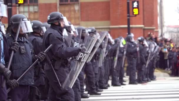 Police Tenue Émeute Forme Une Ligne Pour Affronter Les Manifestants — Video