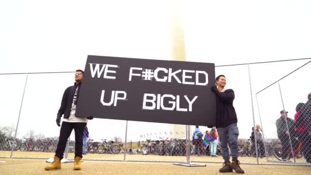 Manifestantes Marcham Cantam Carregam Sinais Durante Manifestações Trump Washington — Vídeo de Stock