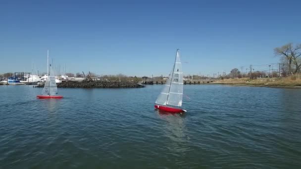 Une Antenne Jouets Bateaux Course Sur Lac — Video