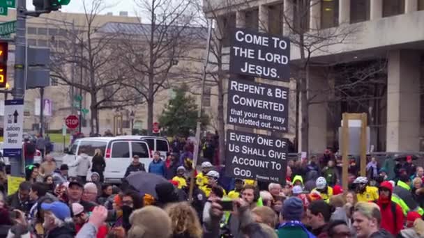 Demonstranten Houden Borden Omhoog Die Zeggen Dat Paus Christus Tijdens — Stockvideo