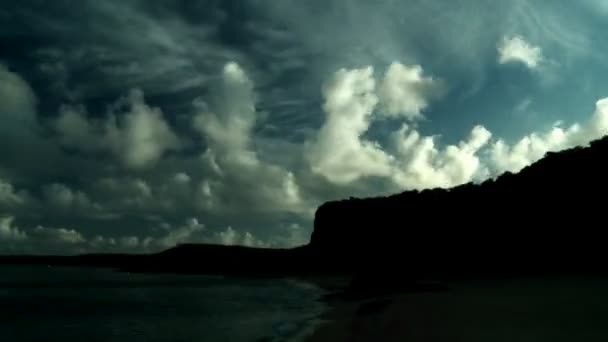 美丽的云彩随着时间的流逝流过夏威夷陡峭的悬崖 — 图库视频影像