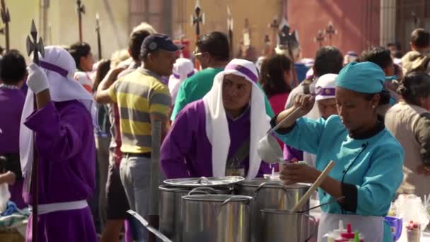 Γυναίκες Ετοιμάζουν Φαγητό Για Πάσχα Στο Δρόμο Στην Αντίγκουα Γουατεμάλα — Αρχείο Βίντεο