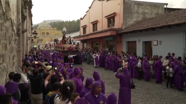 Gekleed Priesters Dragen Wierookbranders Een Kleurrijke Christelijke Paasviering Antigua Guatemala — Stockvideo