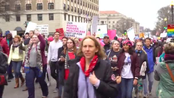 Ogromne Tłumy Protestujących Przemierzają Waszyngton Ogromnym Rajdzie Anty Trump — Wideo stockowe