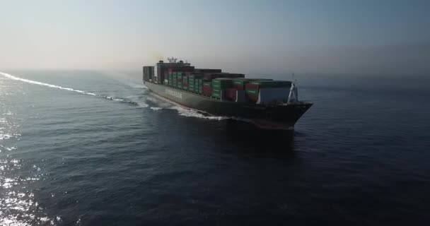 在公海上一艘集装箱船惊人的航拍镜头 — 图库视频影像