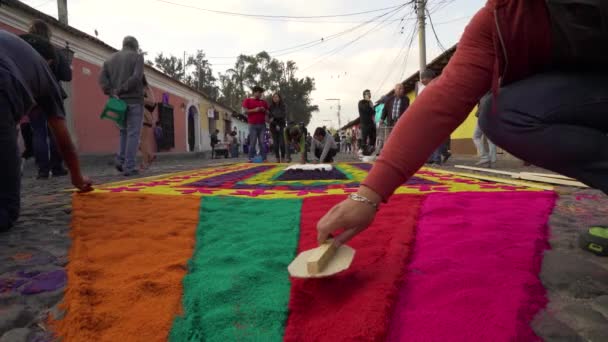 Guatemalas Invånare Antigua Lägger Blommattor Väntan Påskparader Och Processioner — Stockvideo
