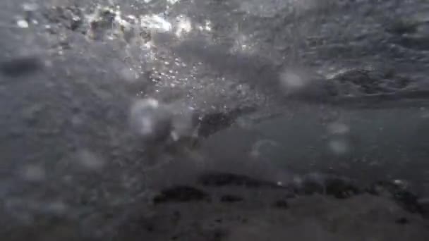 关于海浪以慢速运动冲撞和滚进岸上的水平面视图 — 图库视频影像