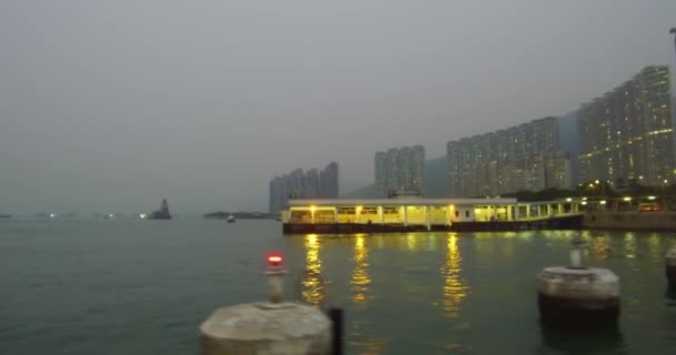 大規模なアパートは夕暮れ時に中国の海岸線に並ぶ — ストック動画