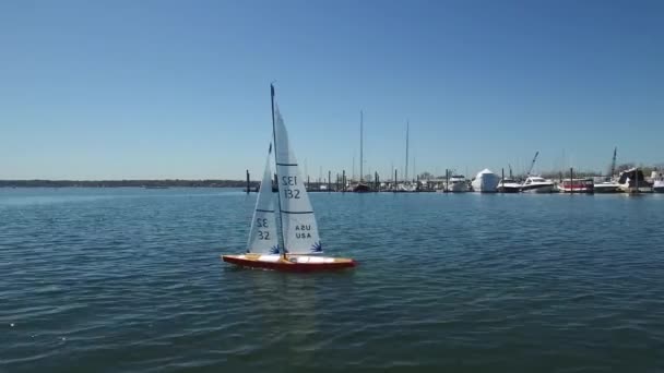 Uma Antena Barcos Brinquedo Correndo Lago — Vídeo de Stock