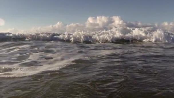 Pov Skott Slow Motion Vågor Kraschar Stranden Inklusive Undervattens Perspektiv — Stockvideo