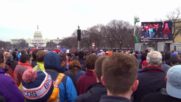 Crowds Guarda Inaugurazione Donald Trump Come Presidente Degli Stati Uniti — Video Stock