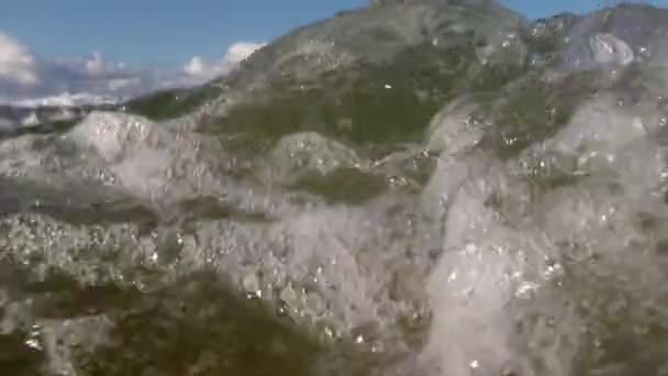 波が砕けて海岸に転がる水面図 — ストック動画