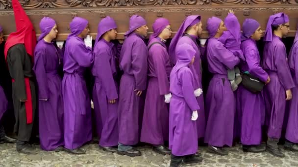 Paars Geklede Priesters Dragen Doodskisten Een Kleurrijke Christelijke Paasviering Antigua — Stockvideo