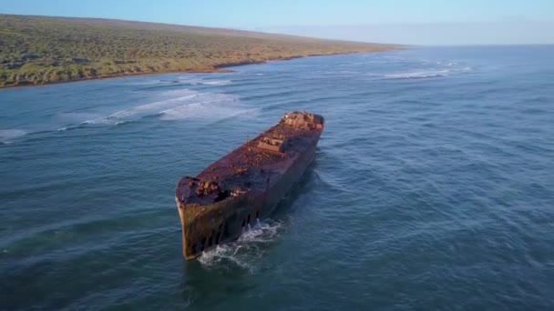 ラナイ島のカイロヒアの難破船の上の美しい航空機 — ストック動画