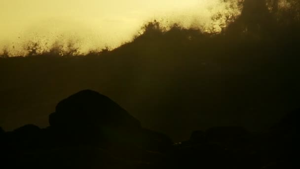 Große Wellen Wie Sie Bei Sonnenuntergang Zeitlupe Auf Und Abbrechen — Stockvideo